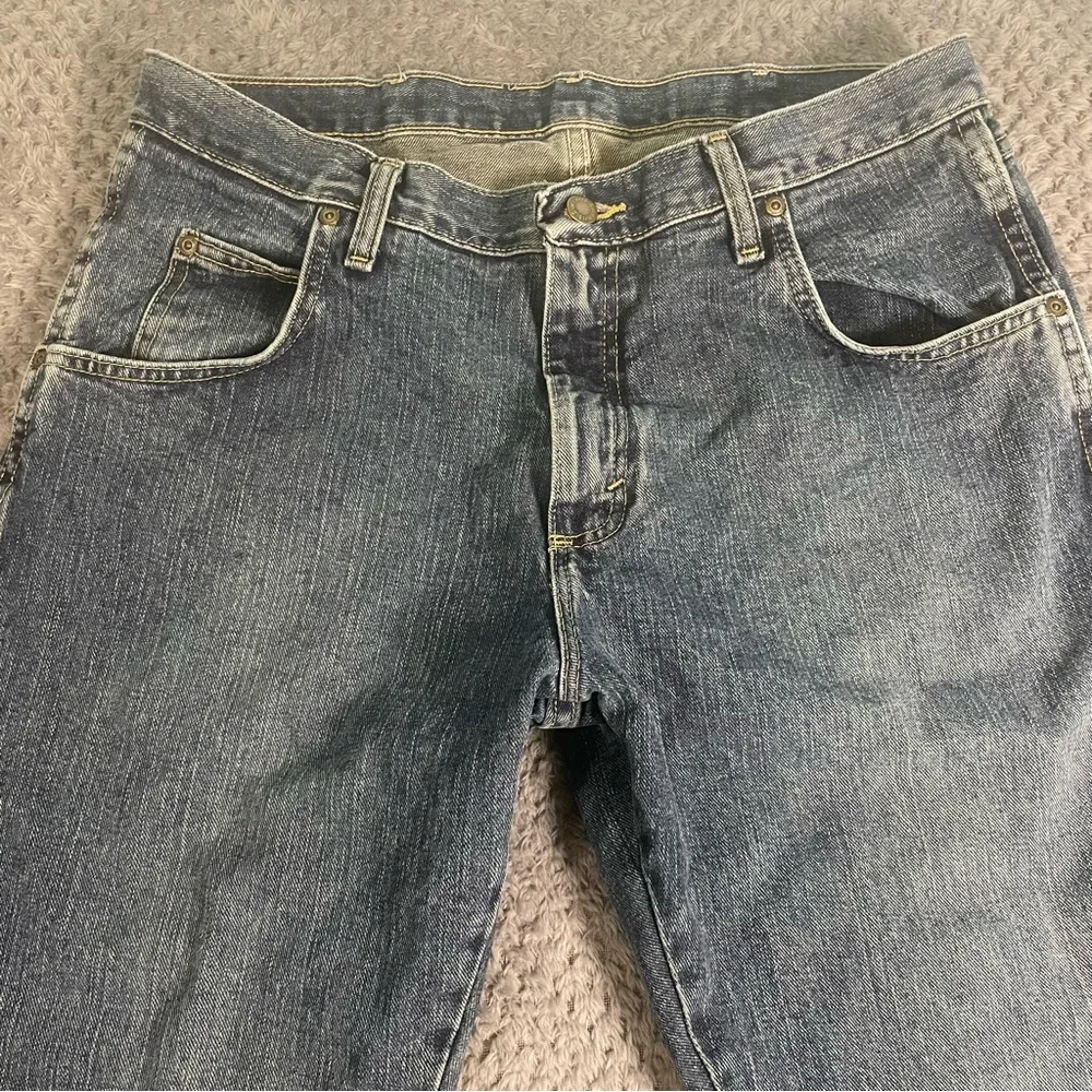 Wrangler‎ Rugged Wear Men’s Medium Wash Blue Jeans Straight Leg Size 34x30 Denim